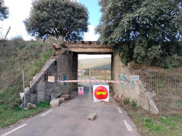 Imagen del acceso a Fuentes desde Guijuelo, donde se ha reforzado el corte por seguridad. TEL