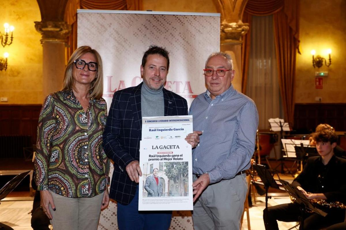 Raúl Izquierdo recibe el premio al mejor relato