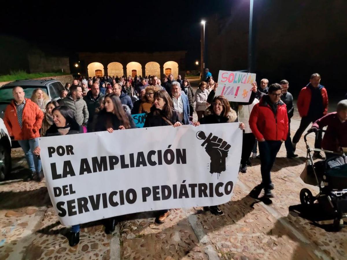 Un instante de la manifestación por la pediatría en Ciudad Rodrigo | CASAMAR