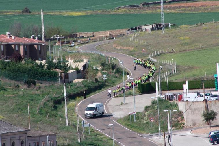 Peregrinos por el arcén de la carretera de Valdemierque, en el tramo desde la Vía Verde hasta el puente de Alba de Tormes