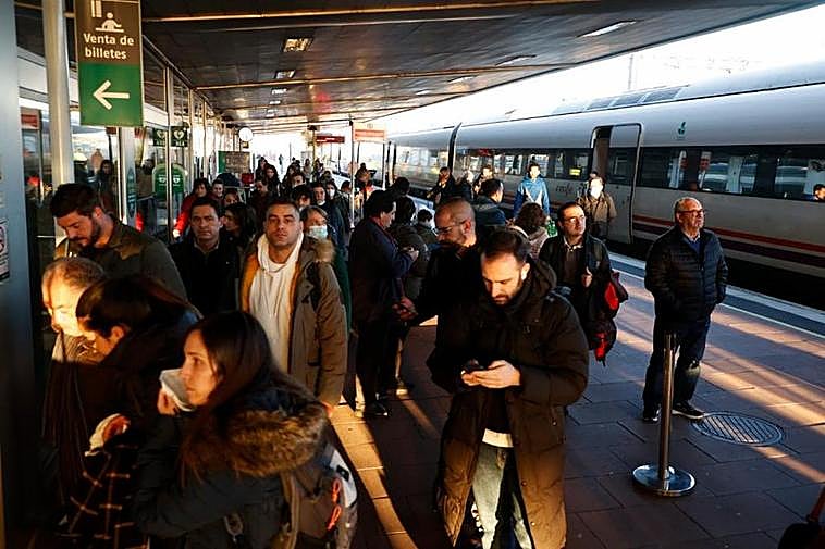 El Alvia que llegó a las 17:30 horas del jueves a la estación de Salamanca lo hizo prácticamente completo