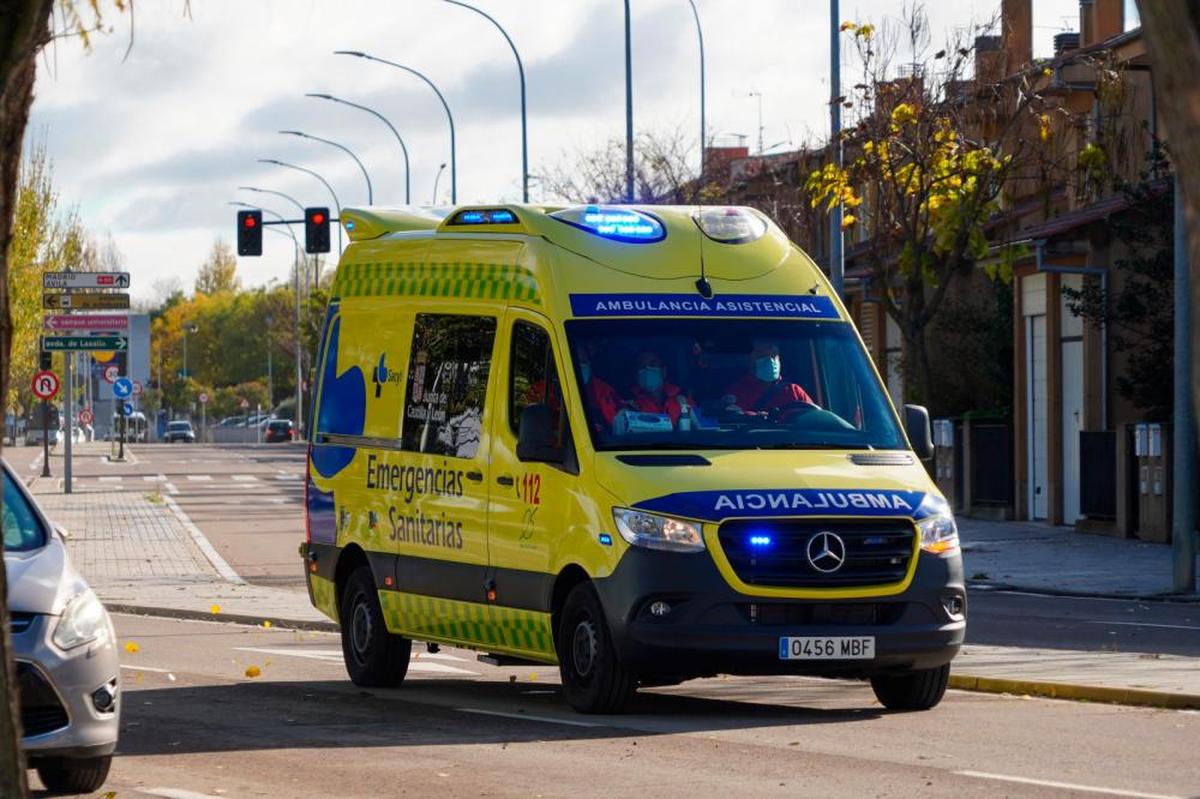 Una ambulancia de Sacyl se traslada al suceso.