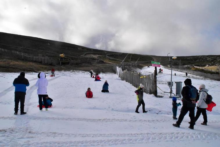 Imagen de varios grupos de amigos y familias disfrutando de la nieve fabricada en Debutantes. TEL