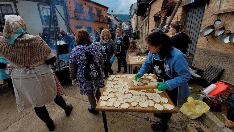 Las bollas de pan frito protagonizan la fiesta de la matanza de El Maíllo