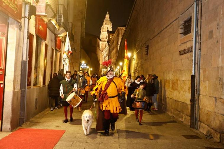 Desfile del Tercio por las calles del centro de la ciudad con Bamba, el perro, a la cabeza