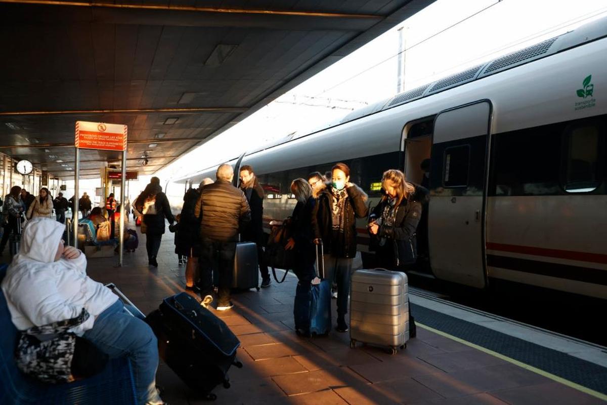 Viajeros en la estación de tren de Salamanca