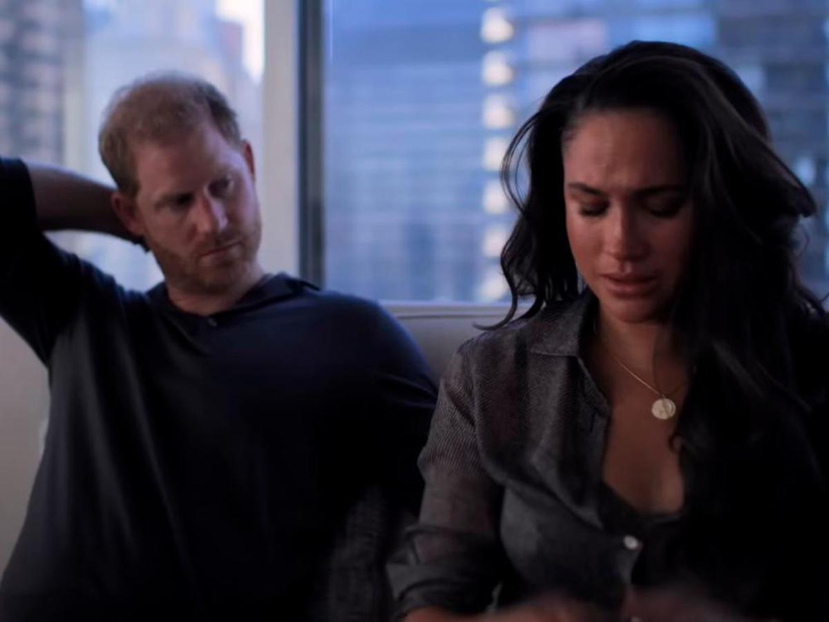 El príncipe Harry y su mujer Meghan Markle, en una escena del documental de Netflix