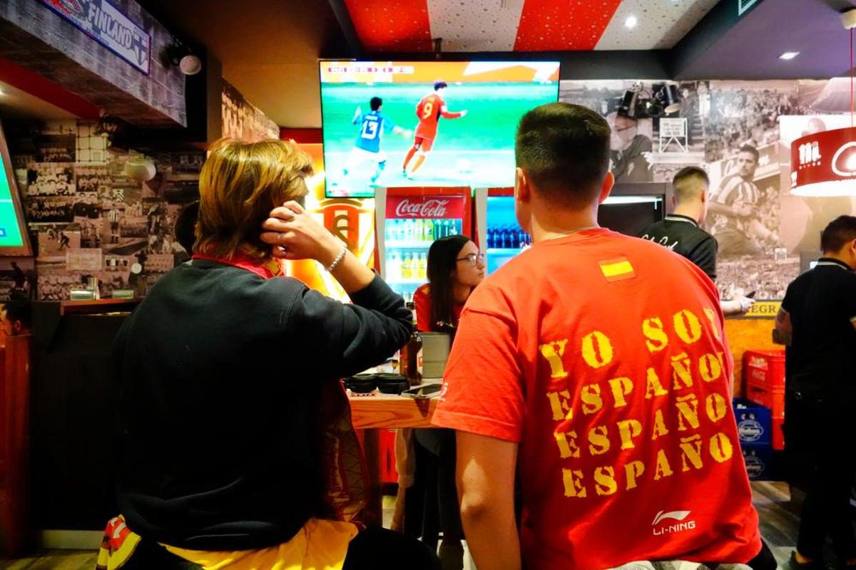 Aficionados de la Selección Española viendo un partido de fútbol