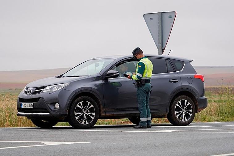 Un agente de la Guardia Civil realizando un control.