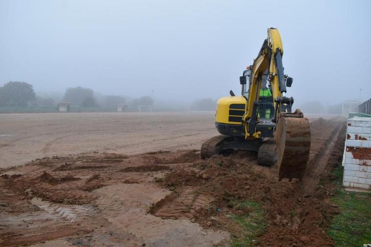 La obra en el campo de fútbol para instalar césped artificial