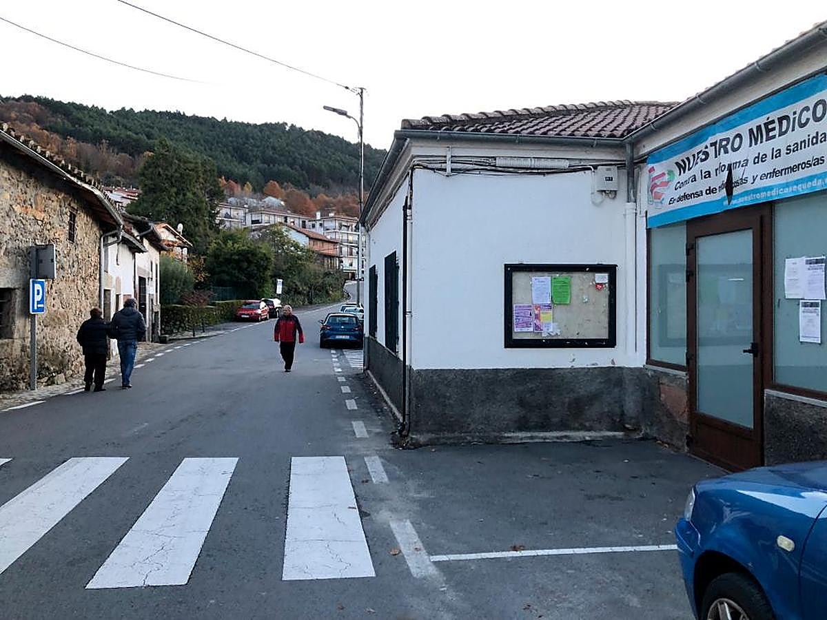 Imagen del saliente del centro médico de Candelario, que dificulta el paso simultáneo de dos vehículos.