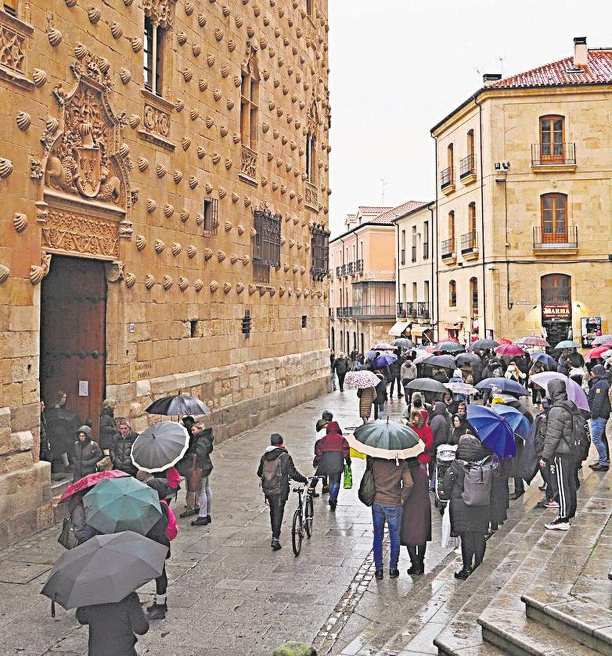 Turistas por la mañana frente a la Casa de las Conchas.