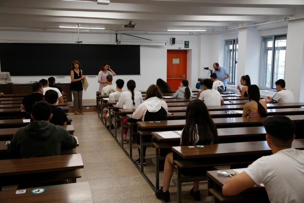 Estudiantes durante la EBAU en la Universidad de Salamanca.
