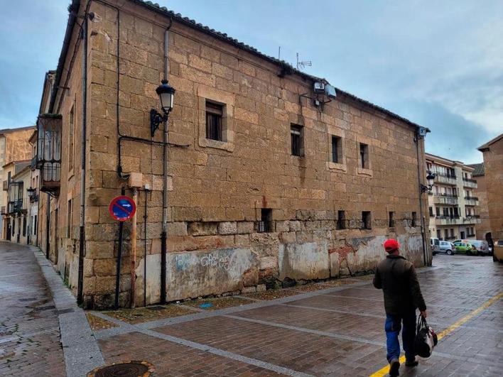 La Casa de los Ybarra tiene sus fachadas hacia la plazuela de San Salvador y la calle Díez Taravilla