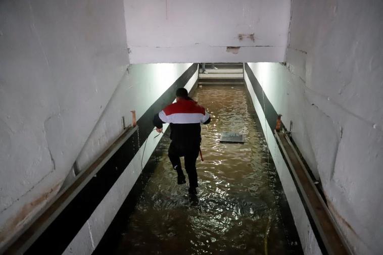 Túnel de vestuarios del campo de la Línea de la Concepción, totalmente inundado.