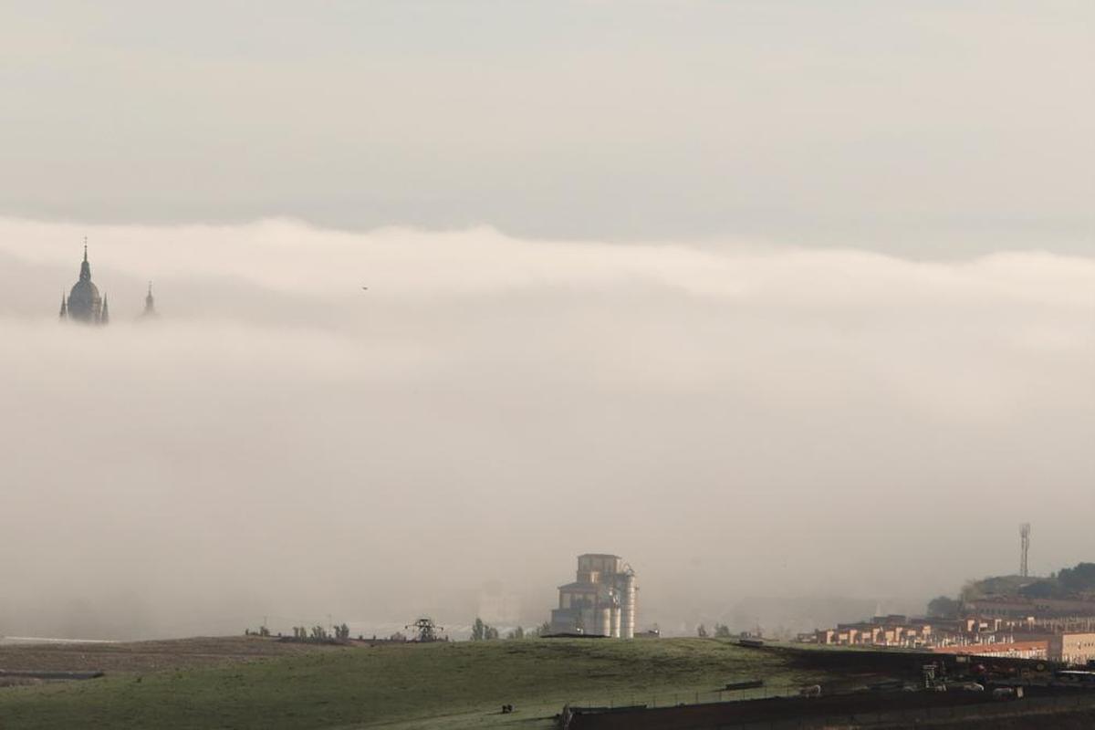 La ciudad de Salamanca entre la niebla