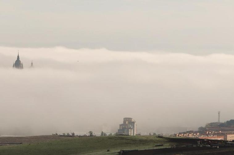 La ciudad de Salamanca entre la niebla