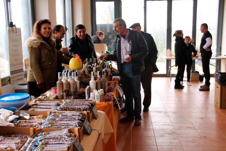 Los puestos artesanales se montan en el edificio sociocultural