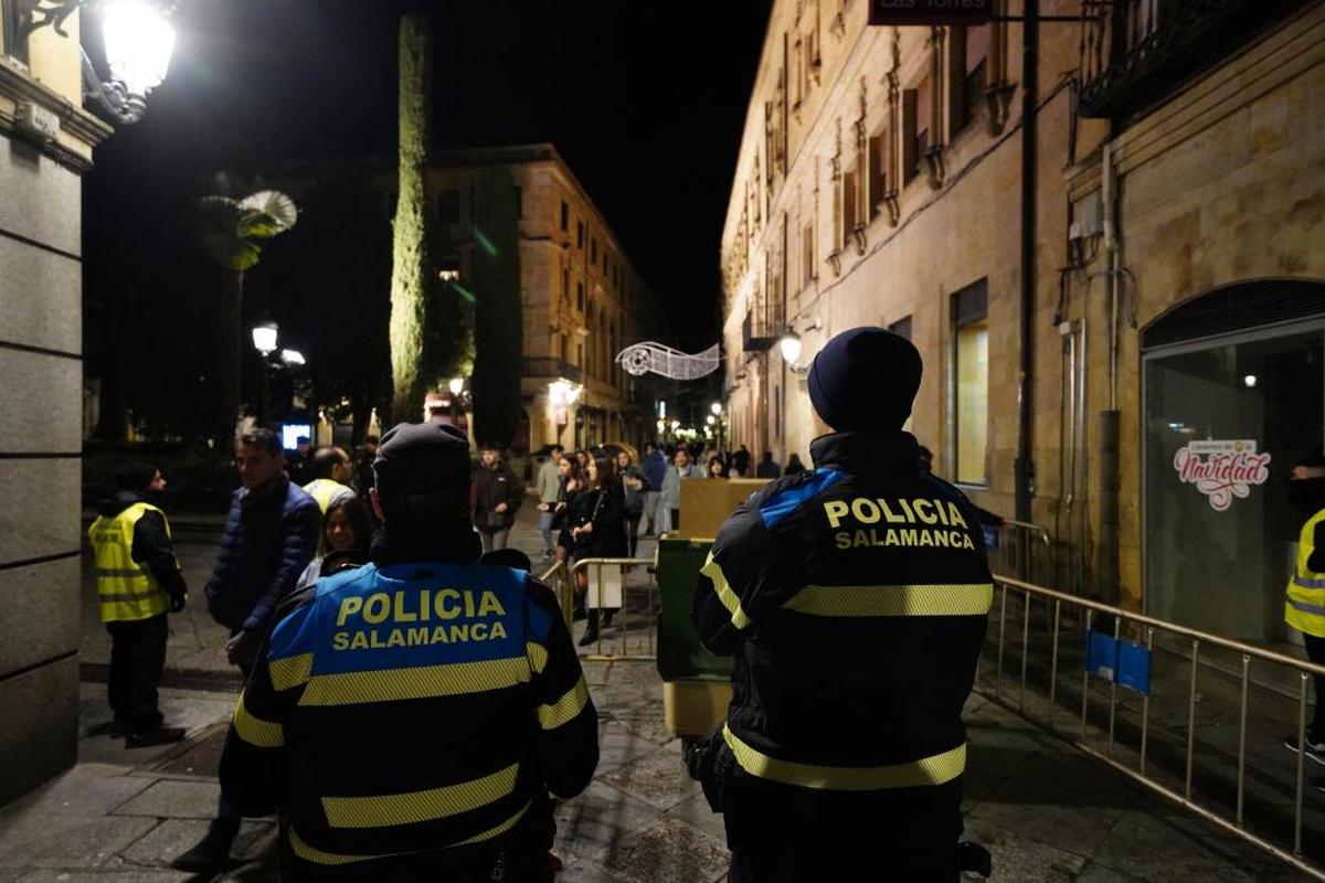 Dos agentes de la Policía Local realizan labores de vigilancia en la noche del jueves.