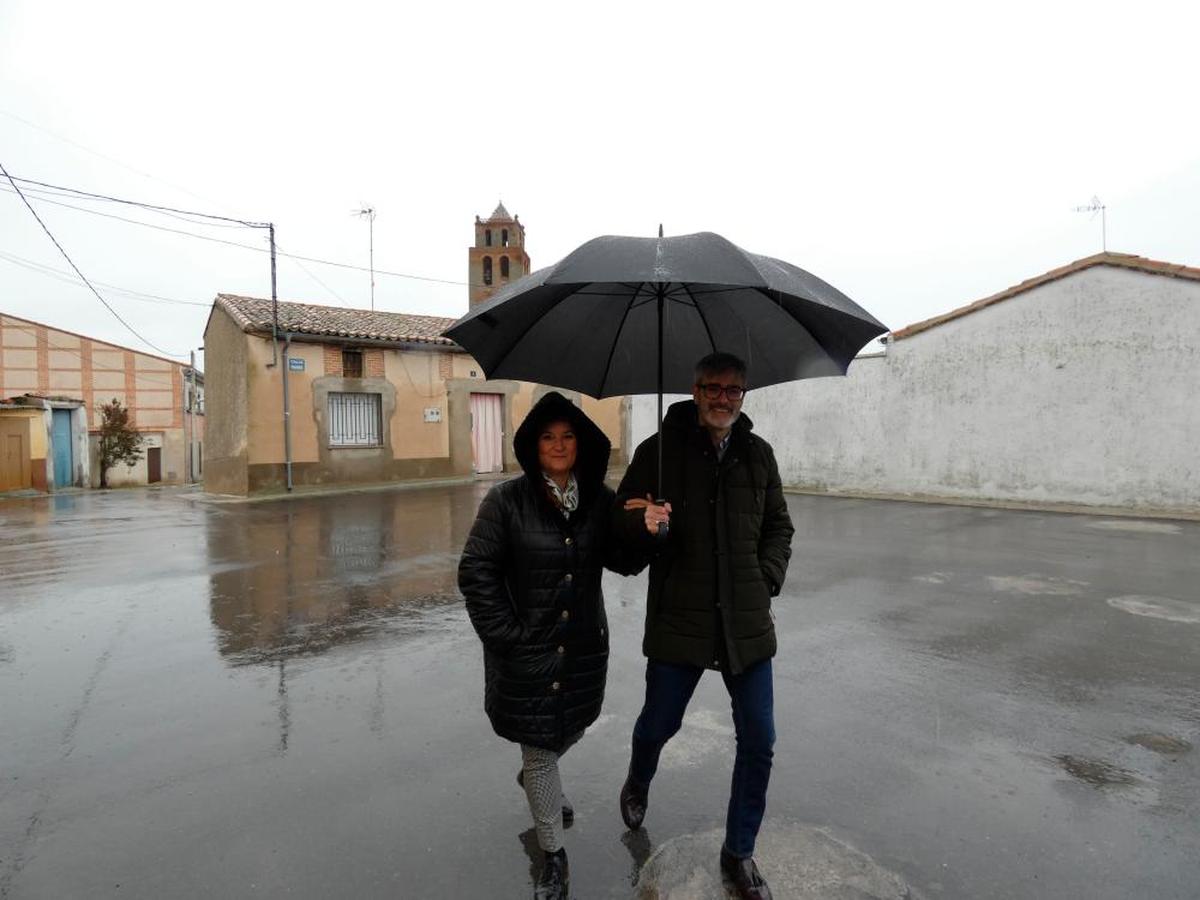 Belén García y Carlos Vicente pasean por Zorita de la Frontera en una tarde de lluvia