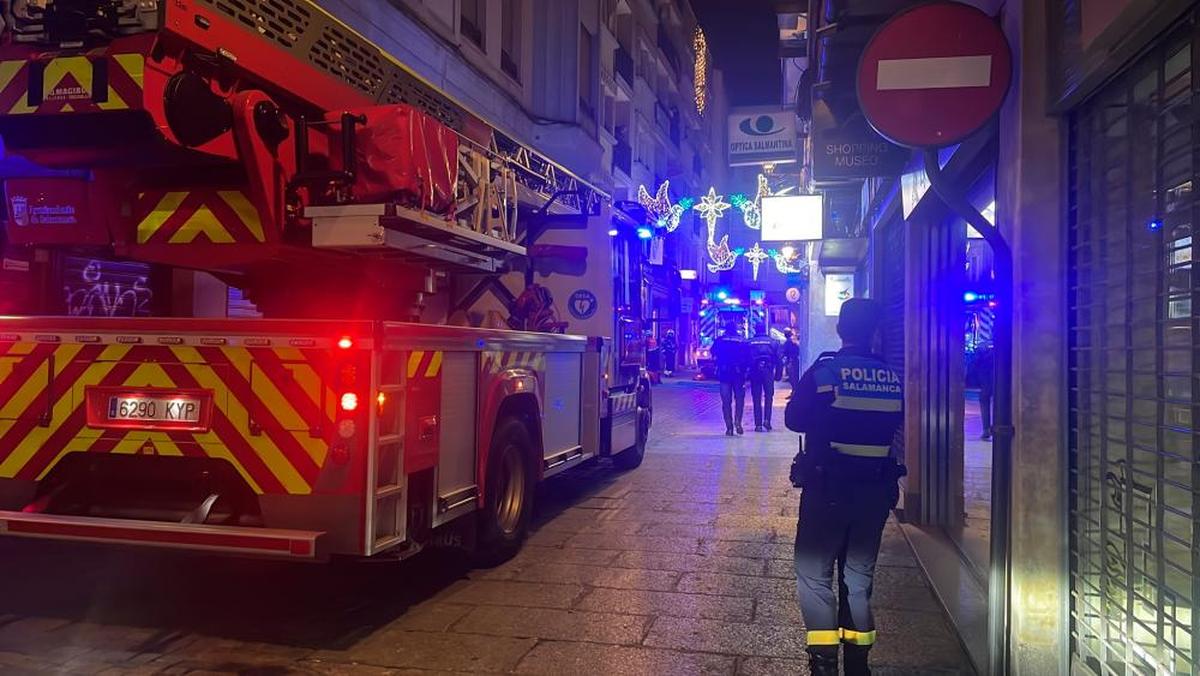 Las dotaciones de Bomberos de Salamanca en la calle Prior.