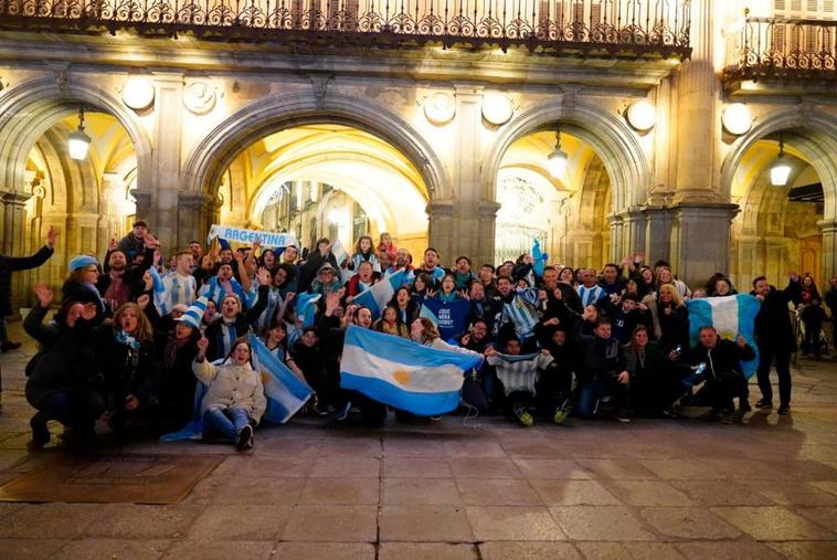 Aficionados argentinos celebran el tercer Mundial conquistado por su selección.