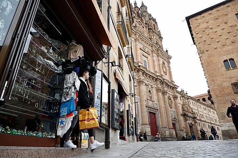 Una joven sale de una tienda junto a la Clerecía. ALMEIDA