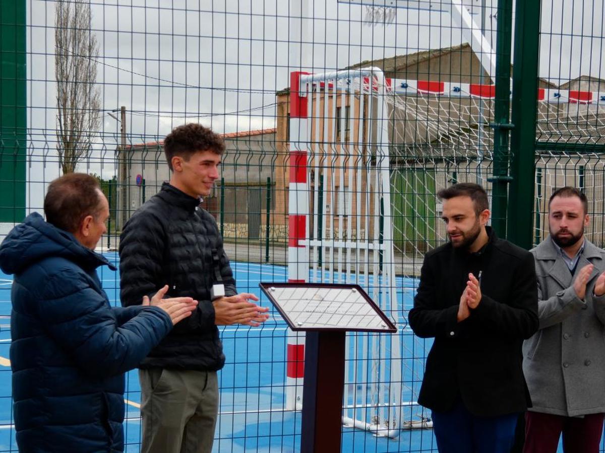 Mario García Romo, junto a su entrenador, y el alcalde de El Villar, tras descubrir la placa del frontón.