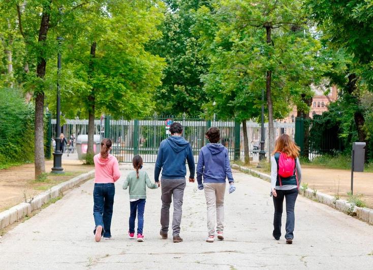 Una familia numerosa pasea por un parque