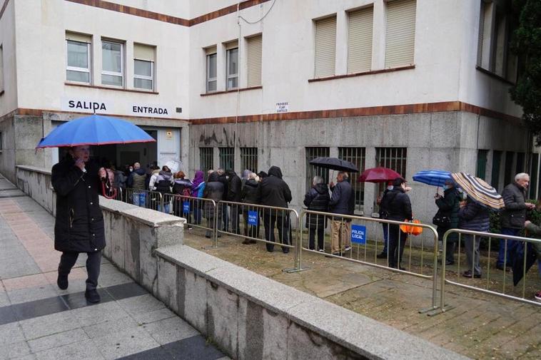 Colas para vacunarse en el punto covid durante los llamamientos a mayores de 80 años