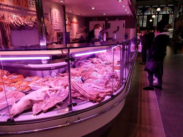 Clientes en busca de carne en el Mercado Central de Salamanca. GUZÓN