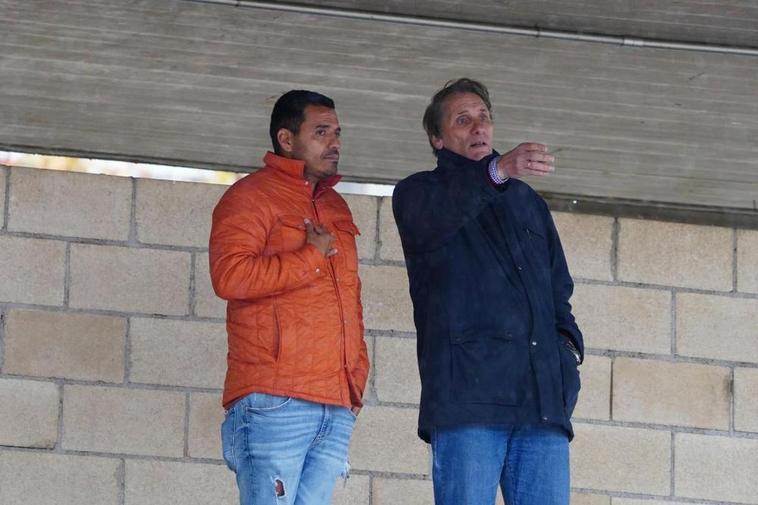 Rafael Dueñas, director general, y Ángel Lozano, director deportivo, debaten durante una sesión de preparación del Salamanca UDS