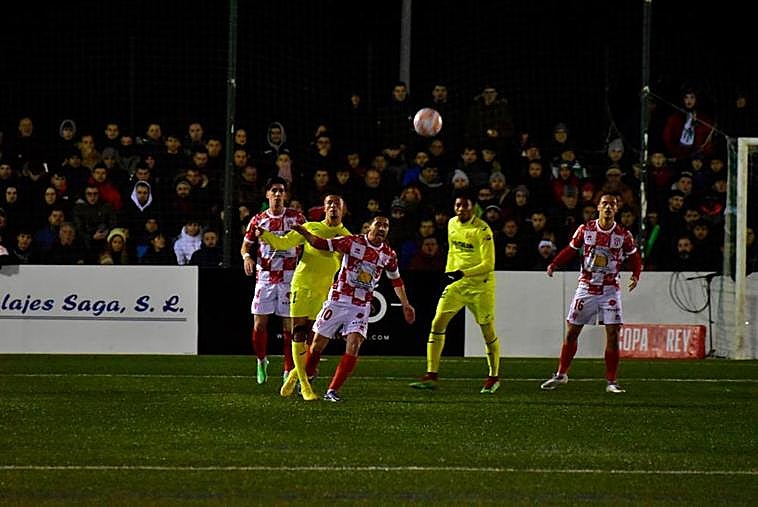 Cristóbal Gil despeja un balón en un momento del encuentro de Copa.