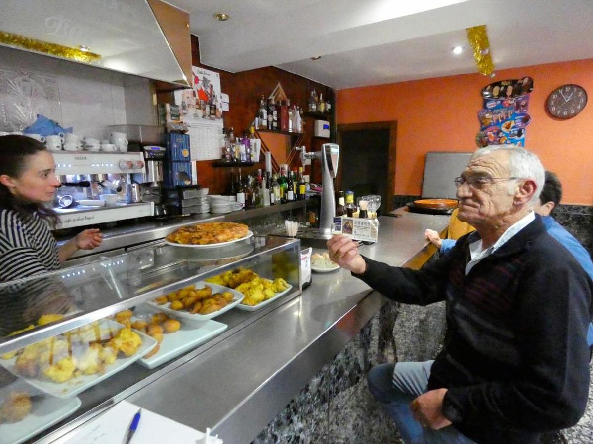 Isabel López, la dueña del bar Cielito Lindo de Mancera, atiende a los clientes que muestran el décimo