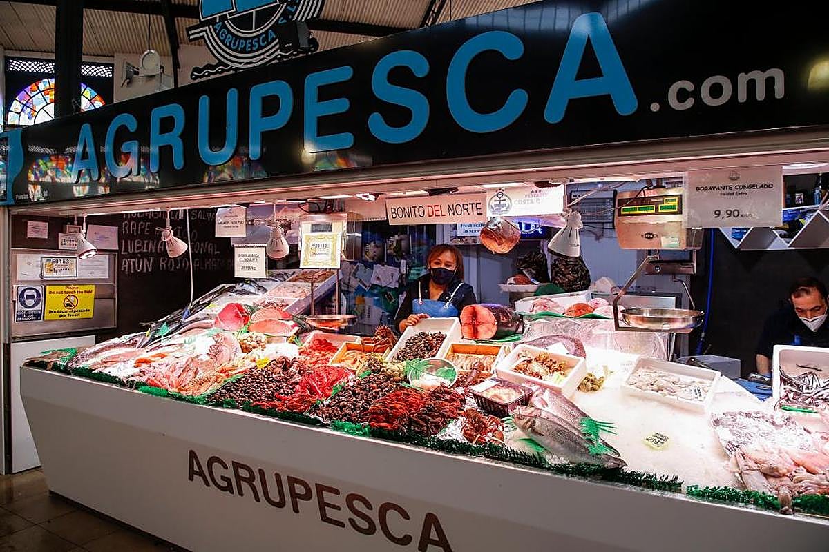 El puesto de Agrupesca en el Mercado Central de Salamanca con pescados y mariscos frescos de primera calidad.