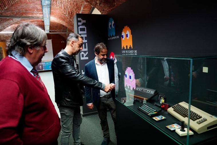 Miguel García Figuerola, Juan Carlos Rodríguez y Fernando Castaño, en la exposición