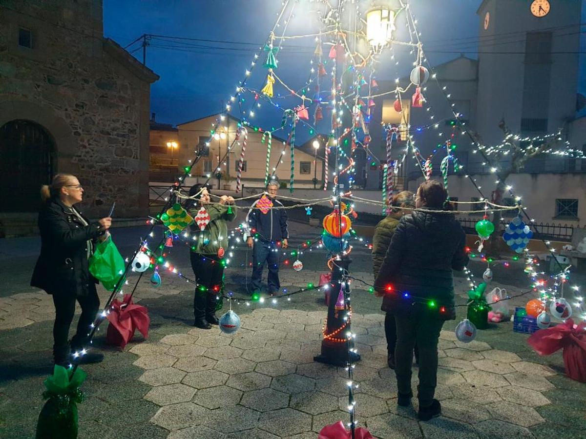 Una docena de vecinos añade sus creaciones al árbol de la Plaza de la Iglesia