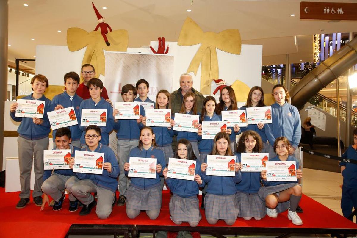 El profesor del Calasanz, Aurelio Martín, recibiendo el diploma para la clase de 6º de Primaria del Calasanz, acompañado por Víctor Rodríguez, gerente de COPASA.