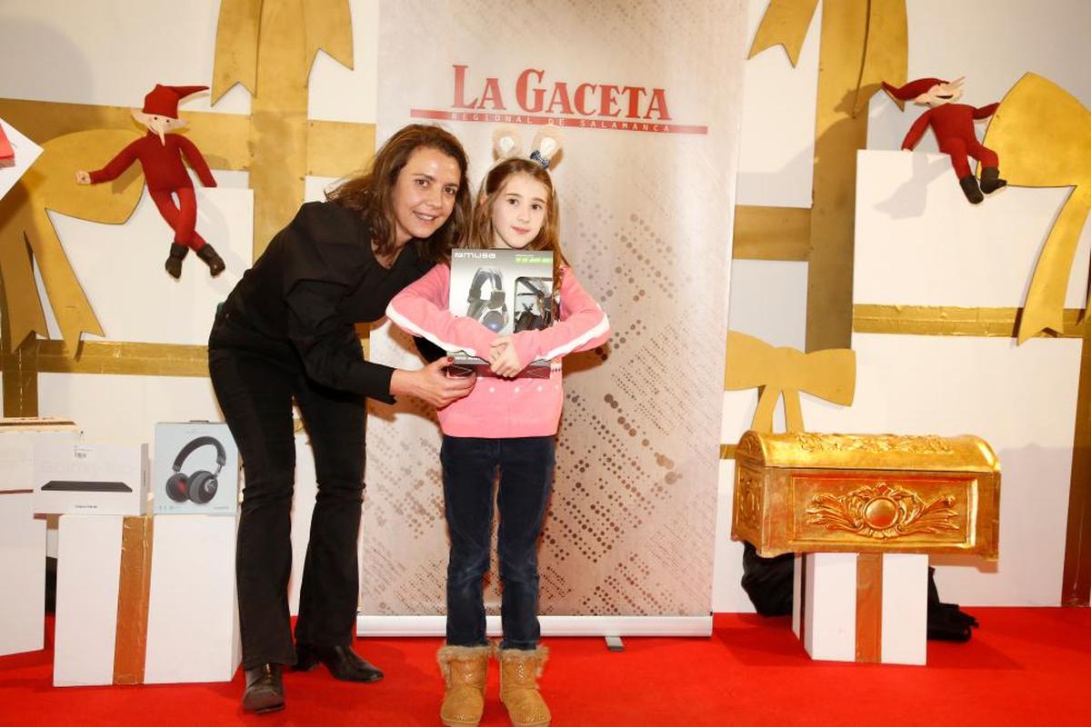 Nerea Ullán, tercer premio en la categoría de 3º y 4º de primaria, recibió unos auriculares a manos de Susana Sánchez, directora comercial de LA GACETA.