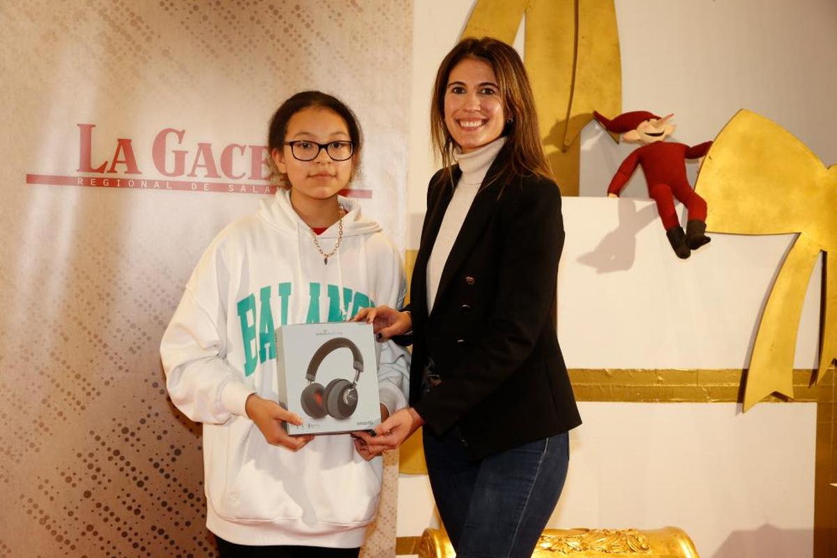 Marian El Mahmoudi, tercer premio de 5º y 6º de Primaria recibió unos auriculares a manos de la responsable de marketing de LA GACETA, Marian Holgado.