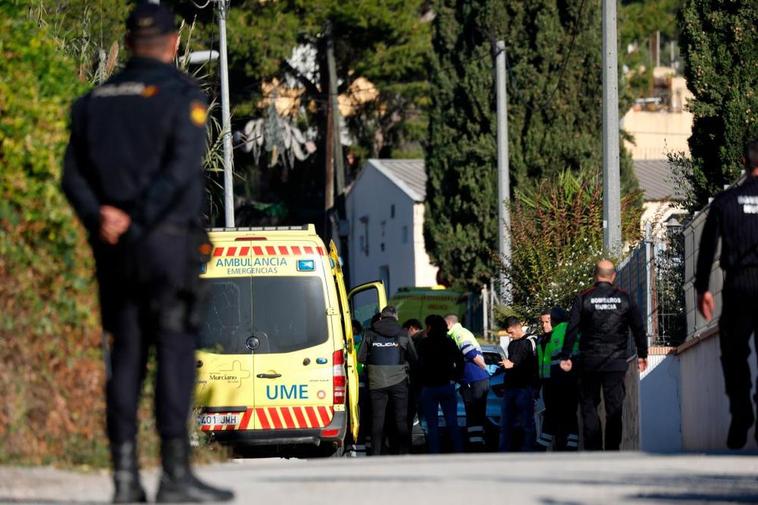 Policía, bomberos y sanitarios en las inmediaciones de la casa