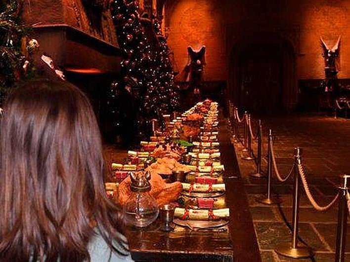 Una mesa preparada para una comida navideña.