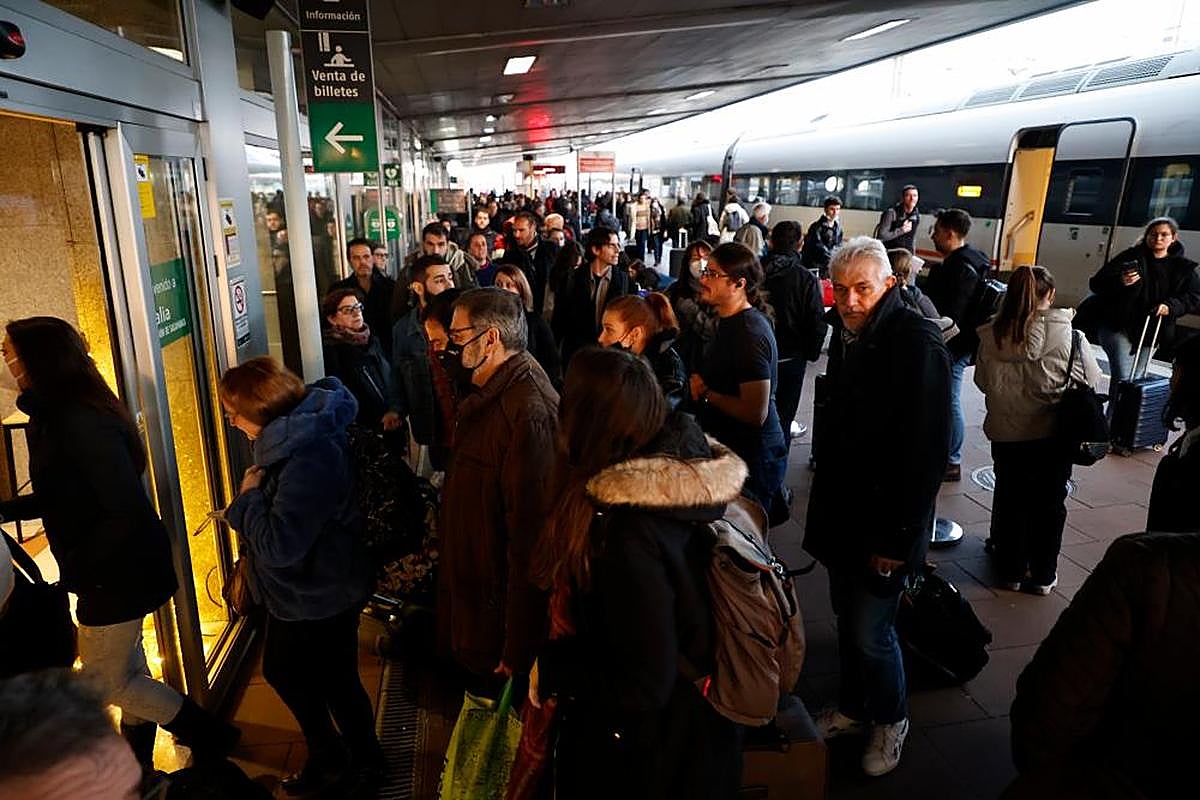 Llegada de un Alvia completo a la estación de Salamanca en la víspera de Nochebuena