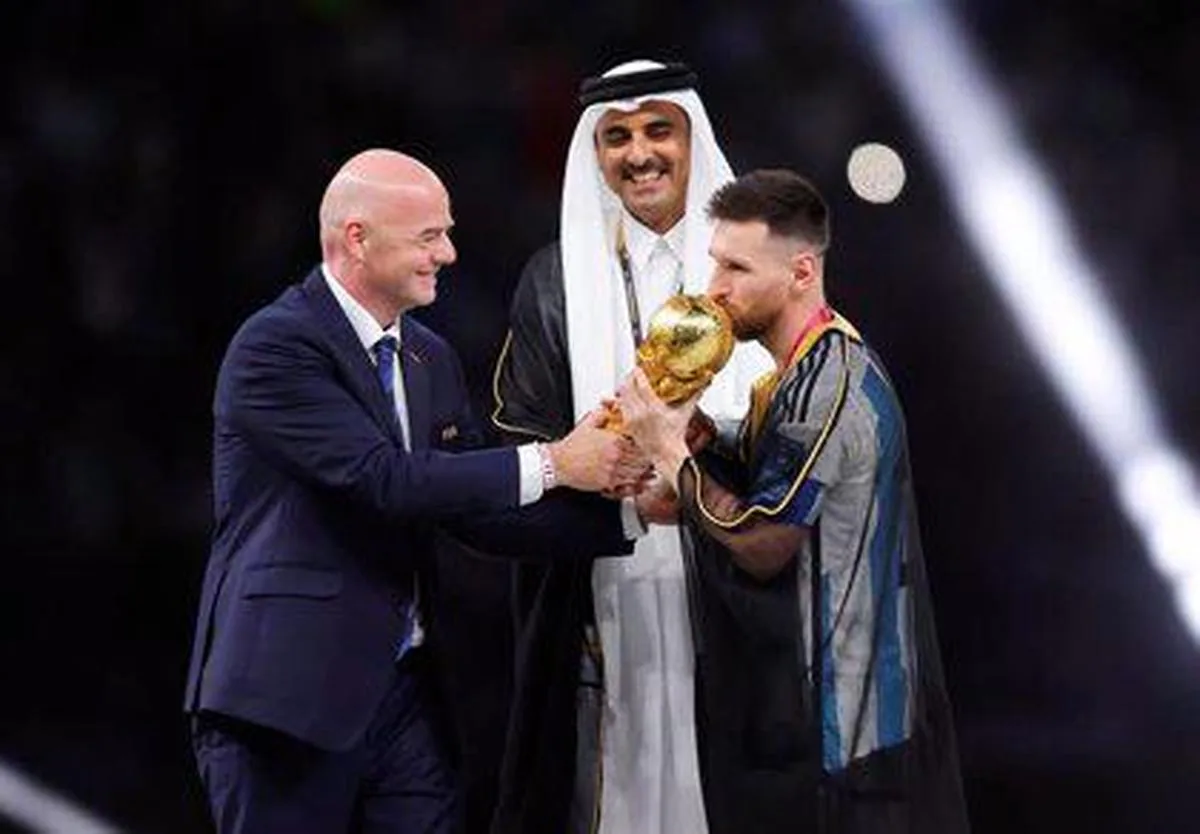 Leo Messi recibiendo la Copa del Mundo.