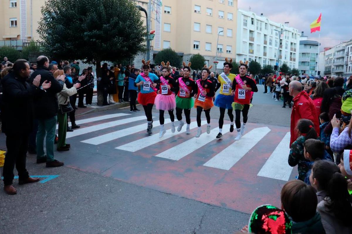 Momento del paso de la carrera por la Plaza de España.