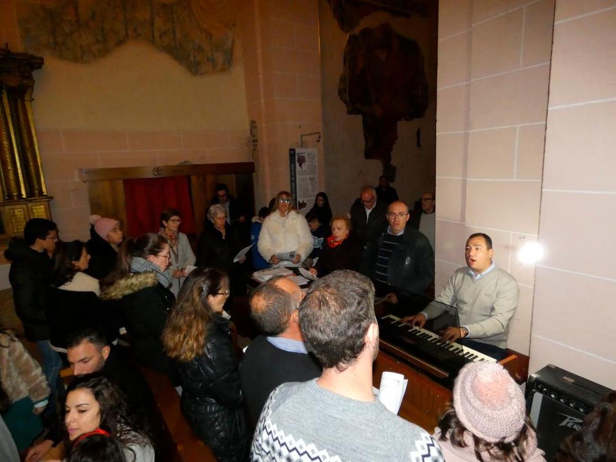 En Cantalapiedra, los miembros del coro se sitúan entorno al órgano para entonar la misa pastorela y los villancicos. HOLGUERA