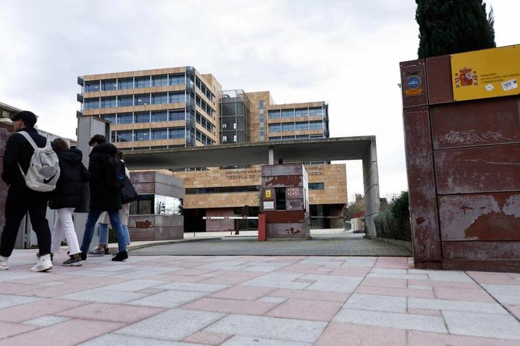 Entrada al edificio de oficinas del Ministerio de Inclusión