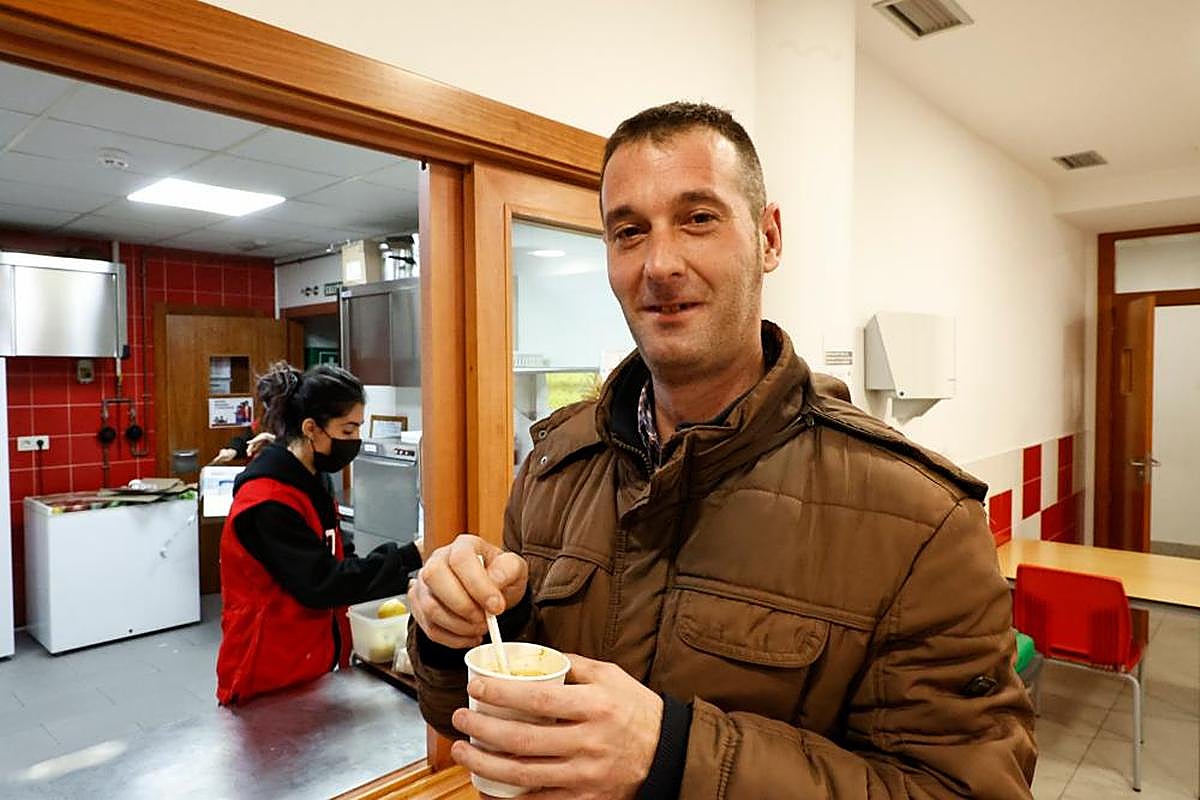 Juan Antonio Velasco recibe un café en el Centro de Personas sin Hogar.
