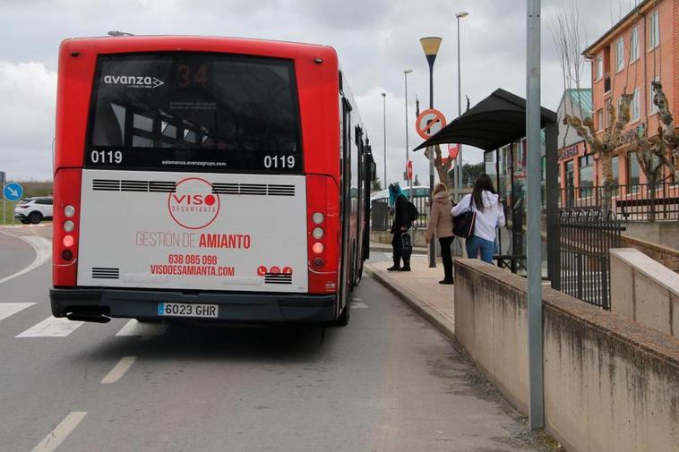 Viajeros subiendo al autobús en Villamayor