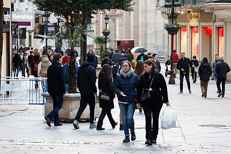 Salmantinos en la céntrica calle Toro durante la tarde del pasado 24 de diciembre